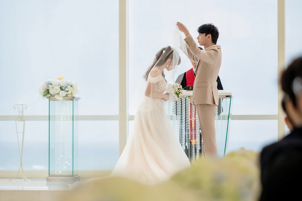 MAN 与 LIU｜冲绳海之翼克丽丝蒂教堂真实婚礼分享